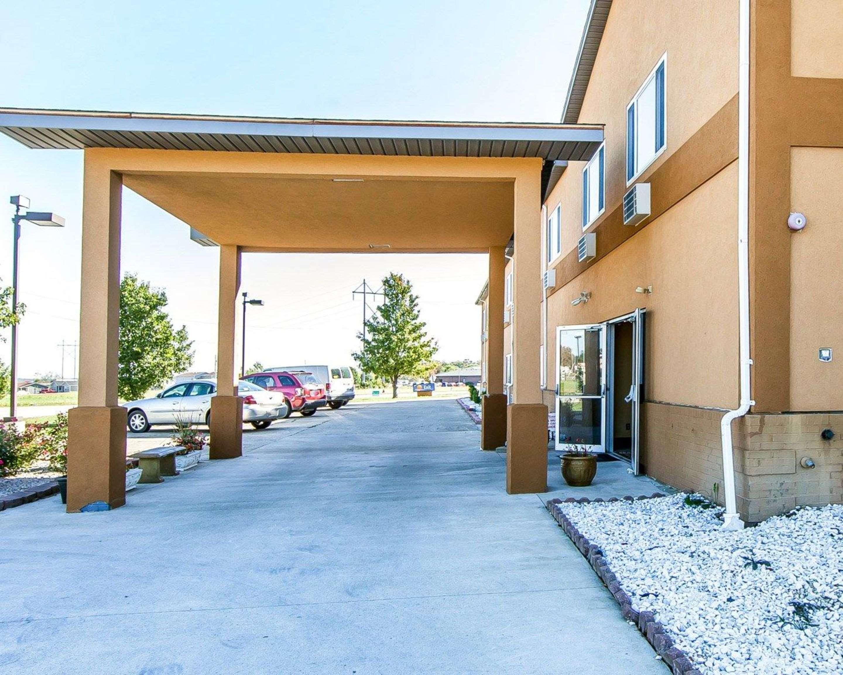 Quality Inn Seaman Exterior photo
